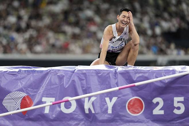 [도쿄=AP/뉴시스] 우상혁이 16일 일본 도쿄 국립경기장에서 열린 2025 도쿄 세계육상선수권대회 남자 높이뛰기 결선에서 아쉬워 하고 있다. 우상혁은 이날 대회 남자 높이뛰기 결선에서 2ｍ34를 넘고 은메달을 획득했다. 2025.09.17.
