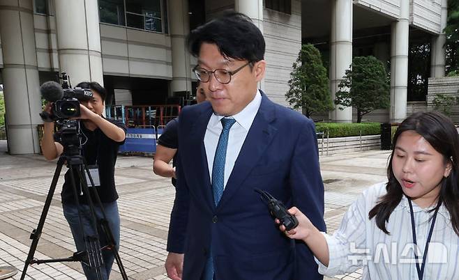 [서울=뉴시스] 권창회 기자 = 정치자금법 위반과 청탁금지법 위반 혐의를 받는 김상민 전 부장검사가 17일 서울 서초구 서울중앙지법에서 열린 구속 전 피의자 심문(영장실질심사)에 출석하고 있다. (공동취재) 2025.09.17. photo@newsis.com