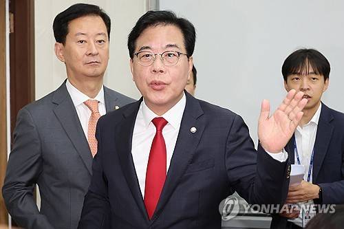 답변하는 국민의힘 송언석 원내대표 (서울=연합뉴스) 김주성 기자 = 국민의힘 송언석 원내대표가 17일 서울 여의도 국회에서 열린 기자간담회에서 권성동 의원 구속, 정부조직법 여야 협상 등 현안 관련 질문에 답하고 있다. 2025.9.17 utzza@yna.co.kr