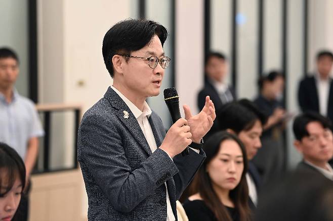 김정관 산업통상자원부 장관이 16일 세종시 장군면 한식당에서 실장급 등 간부와 산업통상자원부 출입기자 60여명이 참석한 가운데 열린 출입기자단 간담회에 참석했다. 산업부 제공