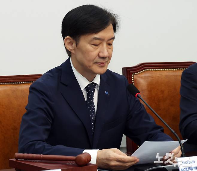 조국혁신당 조국 비상대책위원장이 15일 서울 여의도 국회에서 열린 첫 비상대책위원회의에서 생각에 잠겨있다. 윤창원 기자