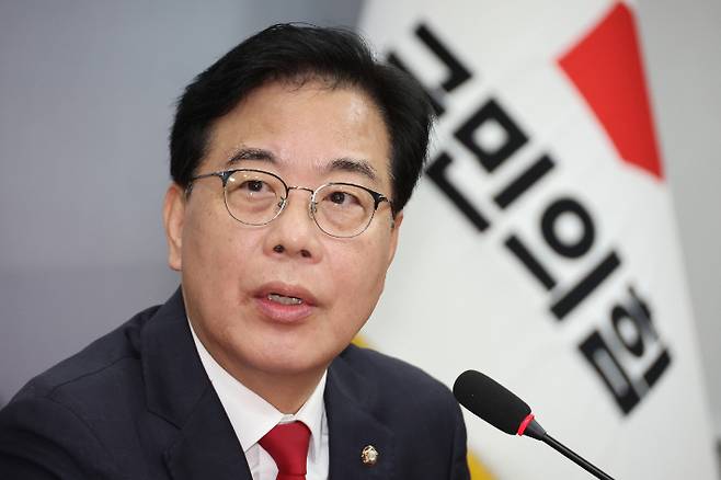 국민의힘 송언석 원내대표가 17일 서울 여의도 국회에서 권성동 의원 구속, 정부조직법 여야 협상 등 현안 관련 취재진 질문에 답하고 있다. 연합뉴스