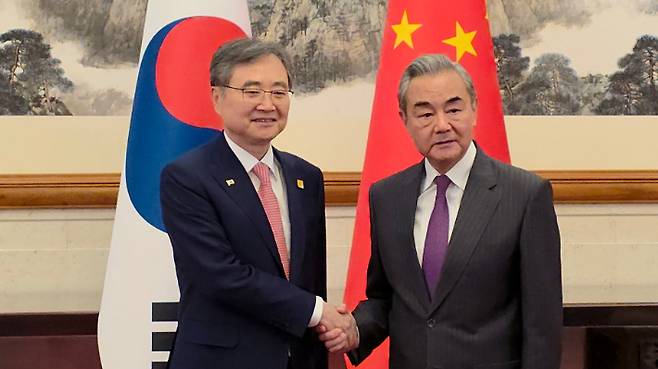 17일 오후 중국 베이징 댜오위타이국빈관에서 조현 외교부 장관(왼쪽)과 왕이 중국 외교부장이 만나 악수를 하고 있다. 연합뉴스