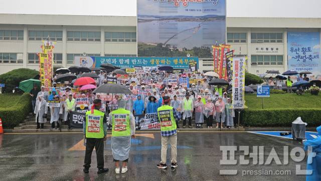 ▲삼향의료폐기물 소각장 건립반대 대책위원회가 무안군청 광장에서 의료폐기물 소각장 설치 취소를 촉구하는 집회를 하고 있다. 2025. 09. 17 ⓒ독자제공