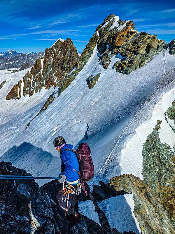 로치아네라에서 하강 중. 뒤로 장담과 브라이트호른 동봉이 보인다.