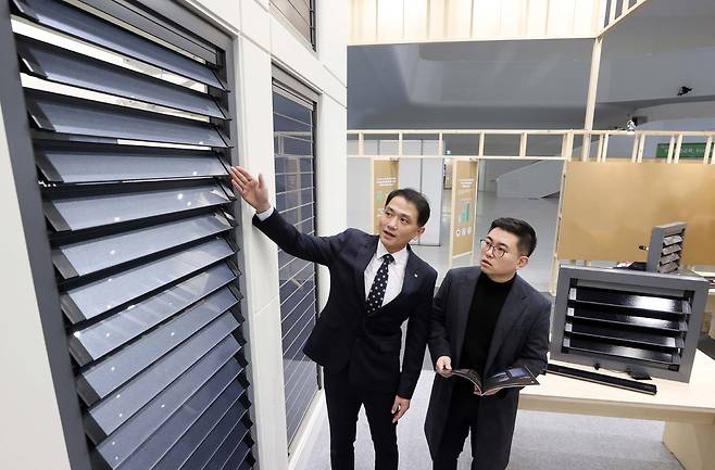 LX하우시스의 BIPV 제품인 '솔라시스템 루버'가 한국에너지공단으로부터 KS(국가표준) 인증을 획득했다고 17일 밝혔다. LX하우시스 직원이 KS 인증을 획득한 '솔라시스템 루버'에 대해 설명하고 있다. LX하우시스 제공