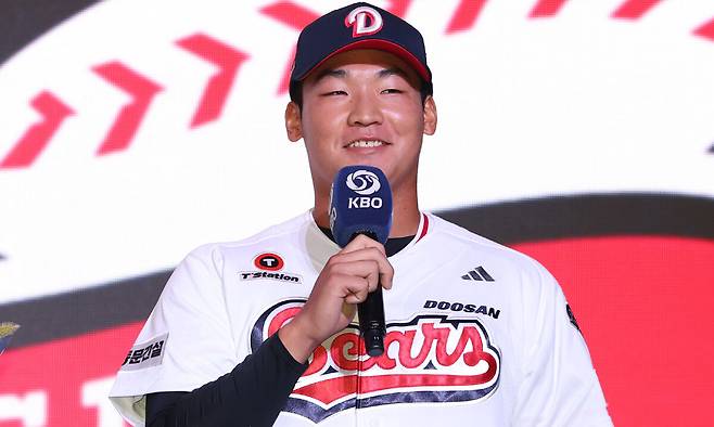 17일 오후 서울 송파구 롯데호텔월드에서 열린 2026 KBO 신인 드래프트에서 두산 베어스 1라운드 지명된 마산용마고 김주오가 소감을 밝히고 있다. 뉴시스