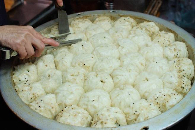중국 상하이 성젠바오의 바오쯔. 찐빵의 아랫부분을 바삭하게 구워 내 만든다.