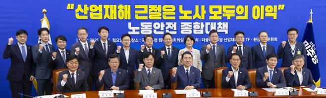 더불어민주당 김병기 원내대표,  김영훈 고용노동부 장관 등이 15일 국회에서 열린 더불어민주당 산업재해예방TF 중대재해 예방을 위한 노동안전 종합대책 발표에서 기념 촬영하고 있다. 앞줄 왼쪽 두번째 부터 안호영 국회 환노위원장, 김 노동부 장관, 김 원내대표, 김주영 산업재해예방TF 위원장.  이날 정부는 산재 사망사고가 연간 3명 이상 발생할 경우 영업이익의 최대 5%, 최소 30억원의 과징금을 부과하는 내용의  ‘노동안전 종합대책’을 발표했다.  연합뉴스