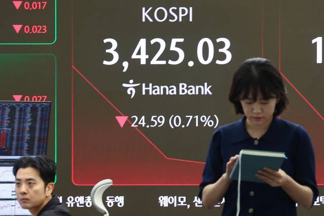 17일 서울 중구 하나은행 본점 딜링룸 현황판에 코스피가 표시돼 있다. 이날 코스피는 전장보다 15.79p(0.46%) 내린 3433.83로 출발했다. 연합뉴스