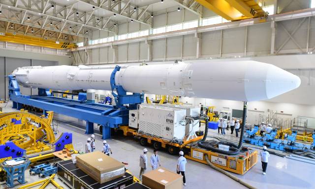 한국항공우주연구원과 한화에어로스페이스 연구진들이 발사대 이동을 위해 조립동에서 누리호를 상차하고 있다. 사진제공=우주항공청