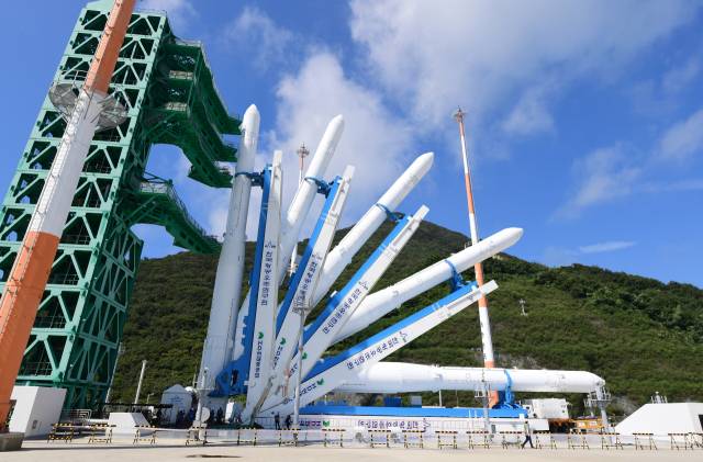 지난 16일 전남 고흥 나로우주센터에서 누리호 4차 발사 전 최종 점검 성격의 WDR(Wet Dress Rehearsal)이 진행됐다. 사진은 트랜스포터 이렉터가 누리호를 수직으로 세워 엄빌리칼에 고정하는 모습. 사진제공=우주항공청