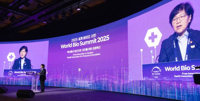 정은경 보건복지부 장관이 17일 서울 신라호텔에서 열린 ‘2025 세계 바이오 서밋’에서 개회사를 하고 있다. 사진 제공=보건복지부