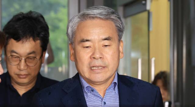 이종섭 전 국방부 장관이 17일 서울 서초구 순직해병 특검(이명현 특별검사) 사무실에서 열린 '호주 도피성 출국' 의혹 관련 참고인 조사에 출석하고 있다. 연합뉴