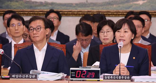 8월26일 국회 농림축산식품해양수산위원회 전체회의에 참석한 송미령 농식품부 장관(오른쪽). ⓒ연합뉴스