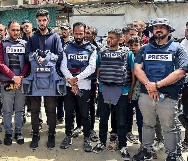 무함마드 사이드 알카티브 기자(맨 오른쪽)가 ‘프레스’라고 적힌 방탄조끼를 입고 동료 기자들과 서 있다. ⓒ무함마드 사이드 알카티브&nbsp;