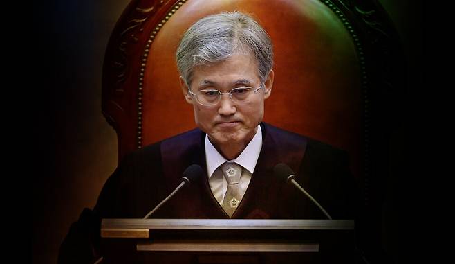 조희대 대법원장을 강제 수사하는 특검법안이 12일 발의됐다. 헌정 사상 초유의 일이다. 발의는 민주당 초선 의원 모임 '더민초' 대표인 이재강 의원이 대표로 진행했다. ⓒ시사저널 양선영 디자이너·연합뉴스