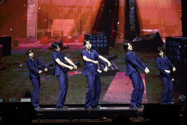 17일 컴백 쇼케이스에서 루네이트는 타이틀곡 ‘로스트’와 ‘너티’를 선보이며 보다 성숙한 매력을 예고했다.