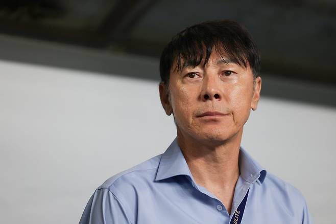 신태용 울산 감독이 17일 울산문수경기장에서 열린 청두와 ACLE 리그 스테이지 1차전 홈경기 도중 그라운드를 응시하고 있다. 사진제공｜한국프로축구연맹