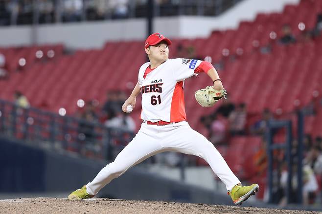 KIA 김시훈이 16일 광주 한화전 구원 등판 해 투구하고 있다. KIA 타이거즈 제공