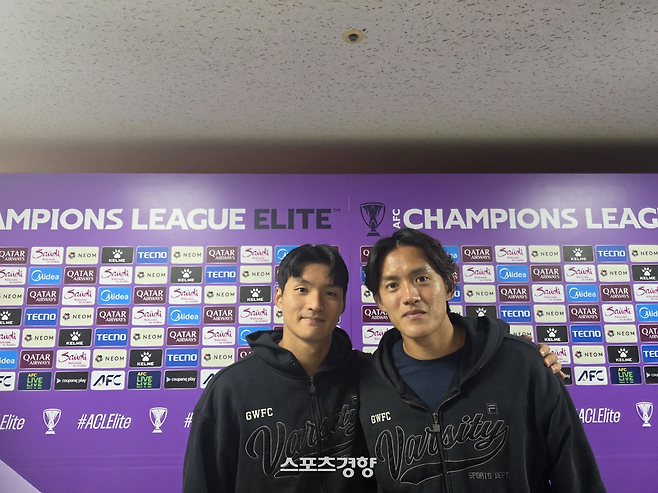 ‘룸메이트’ 홍철(오른쪽)과 구본철이 지난 16일 춘천송암스포츠타운에서 열린 아시아챔피언스리그 엘리트 리그 스테이지 1차전에서 나란히 득점을 터뜨리며 상하이 선화에 2-1 역전극을 완성한 뒤 기념사진을 촬영하고 있다. 춘천 | 황민국 기자