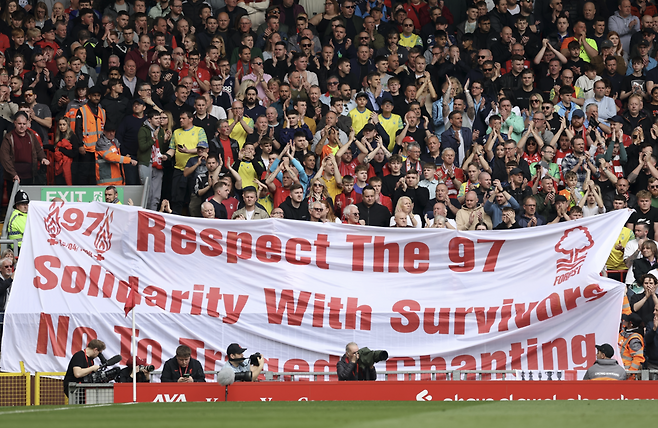 리버풀 안필드에서 열린 2023년 4월 프리미어리그 리버풀과 노팅엄 포레스트 경기 시작 전 1989년 힐스버러 참사 희생자들을 추모하는 연대의 현수막을 노팅엄 포레스트 팬들이 들고 있다. 게티이미지