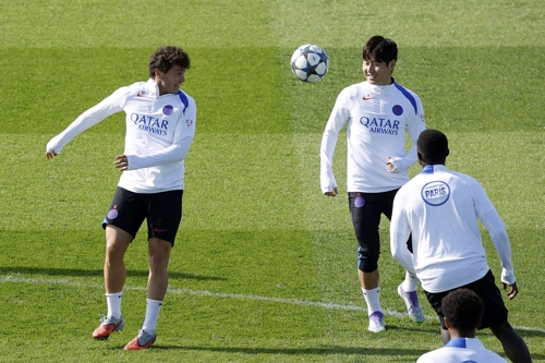 PSG 이강인(가운데)이 17일 유럽챔피언스리그 아탈란타전을 하루 앞두고 밝은 표정으로 팀 훈련을 하고 있다. EPA연합뉴스