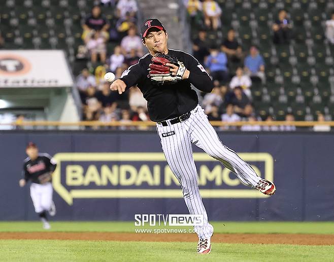 ▲ 오지환은 2024년 시즌을 앞두고 2029년까지 이어지는 6년 계약을 맺었다. ⓒ곽혜미 기자