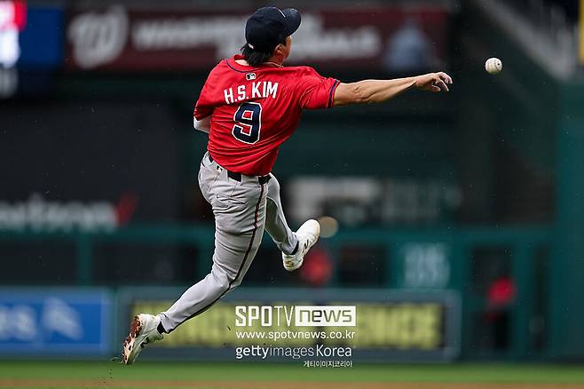 ▲ 베어핸드 캐치로 호수비를 펼친 김하성.