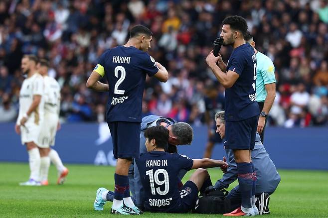 ▲ 이강인이 부상을 털고 아탈란타와의 챔피언스리그에 출전할지 관심이 모아진다. 부상 공포를 딛고 소집 명단에 이름을 올린 이강인이 실제로 선발 출전해 PSG의 공격을 이끌 수 있을지 확인할 무대가 다가온다.&nbsp; ⓒ연합뉴스/AFP