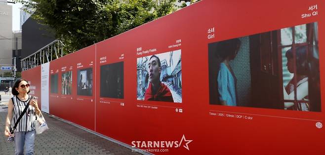 (부산=뉴스1) 윤일지 기자 = 제30회 부산국제영화제(BIFF) 개막을 하루 앞둔 16일 오후 부산 해운대구 영화의전당 앞에 상영작 포스터가 설치돼 있다.   ' 17일부터 26일까지 10일간 영화의전당과 센텀시티, 남포동 등 부산 전역에서 열리는 이번 영화제에는 공식 초청작 64개국 241편, 커뮤니티비프 상영작 87편, 동네방네비프 상영작 32편이 상영된다. 2025.9.16/뉴스1  Copyright (C) 뉴스1. All rights reserved. 무단 전재 및 재배포,  AI학습 이용 금지. /사진=(부산=뉴스1) 윤일지 기자