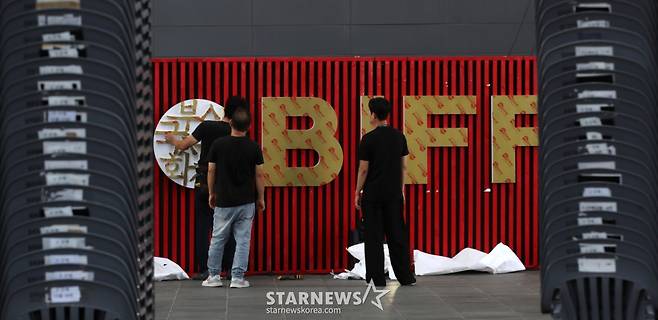 (부산=뉴스1) 윤일지 기자 = 제30회 부산국제영화제(BIFF) 개막을 하루 앞둔 16일 오후 부산 해운대구 영화의전당에서 관계자들이 개막 준비를 하고 있다.  ' 17일부터 26일까지 10일간 영화의전당과 센텀시티, 남포동 등 부산 전역에서 열리는 이번 영화제에는 공식 초청작 64개국 241편, 커뮤니티비프 상영작 87편, 동네방네비프 상영작 32편이 상영된다.  2025.9.16/뉴스1  Copyright (C) 뉴스1. All rights reserved. 무단 전재 및 재배포,  AI학습 이용 금지. /사진=(부산=뉴스1) 윤일지 기자