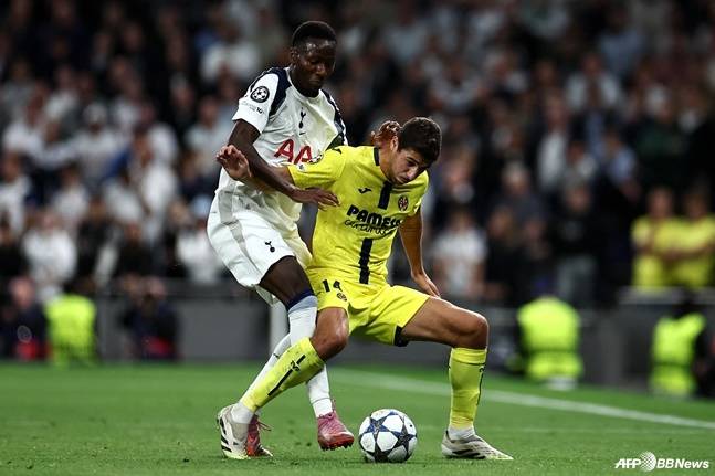 마타 파페 사르(왼쪽)가 17일 오전 4시(한국시간) 영국 런던의 토트넘 홋스퍼 스타디움에서 열린 2025~2026시즌 유럽축구연맹(UEFA) 챔피언스리그(UCL) 리그 페이즈 1라운드 중 상대를 견제하고 있다. /AFPBBNews=뉴스1