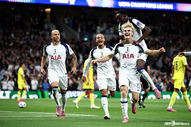 토트넘 홋스퍼 선수들이 17일 오전 4시(한국시간) 영국 런던의 토트넘 홋스퍼 스타디움에서 열린 2025~2026시즌 유럽축구연맹(UEFA) 챔피언스리그(UCL) 리그 페이즈 1라운드에서 비야레알을 상대로 선제골을 기록한 뒤 기뻐하고 있다. /AFPBBNews=뉴스1