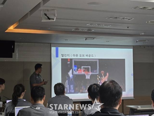 이승무 심판이 KBL 규칙 설명회에서 판정에 대해 설명하고 있다. /사진=이원희 기자.