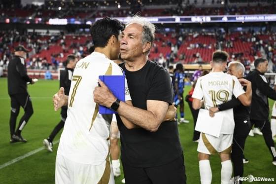 부르스 아레나(오른쪽) 산호세 어스퀘이크스 감독이 14일 오전 9시 30분(한국시간) 미국 캘리포니아주 샌타클래라 리바이스 스타디움에서 열린 MLS 정규리그 산호세 어스퀘이크스 원정 경기가 끝난 뒤 손흥민과 포옹하고 있다. /AFPBBNews=뉴스1