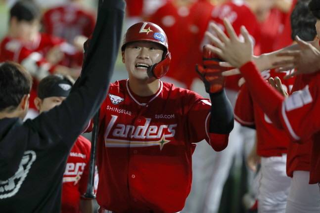 SSG 류효승(가운데). /사진=SSG 랜더스 제공