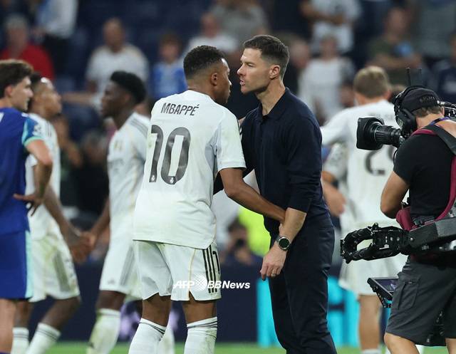 킬리안 음바페(왼쪽)와 사비 알론소 레알 마드리드 감독. /AFPBBNews=뉴스1