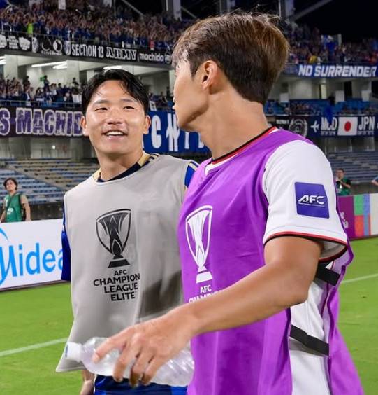 정겹게 이야기를 나누는 나상호(왼쪽)와 김진수. /사진=마치다 젤비아 공식 SNS 갈무리