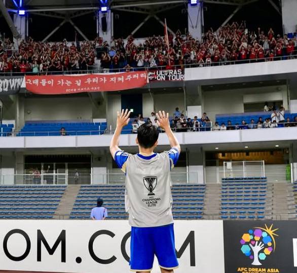 나상호(가운데)가 FC서울 원정 팬들을 찾아가 인사하고 있다. /사진=마치다 젤비아 공식 SNS 갈무리