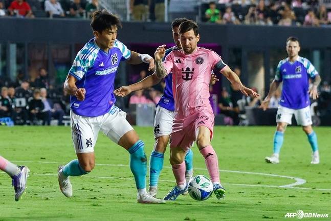 김기희(왼쪽)가 17일(한국시간) 미국 플로리다주의 체이스 스타디움에서 열린 2025 미국 메이저리그 사커(MLS) 경기 중 리오넬 메시를 쫓아가고 있다. /AFPBBNews=뉴스1