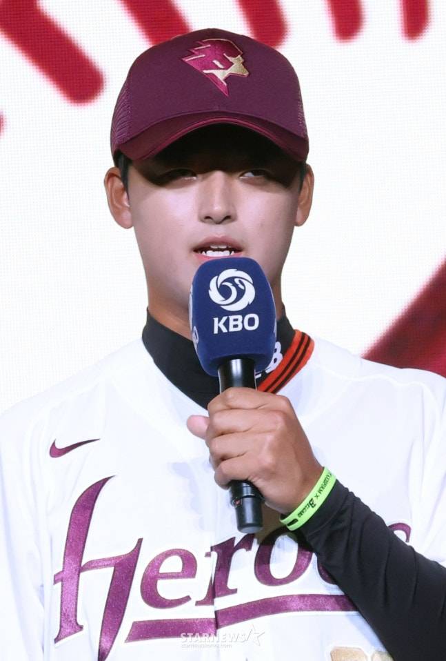 '2026 KBO 신인 드래프트'가 17일 서울 송파구 롯데호텔 월드 크리스탈볼룸에서 열렸다.  박준현(천안북일고)이 전체 1순위 지명된 후 소감을 밝히고 있다. /사진=김진경 대기자