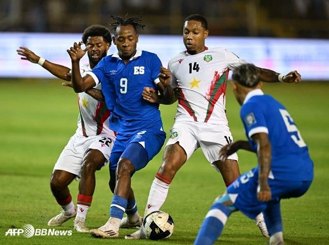 지난 9월 열린 수리남(흰 유니폼)-엘살바도르의 북중미 월드컵 예선전 모습. /AFPBBNews=뉴스1