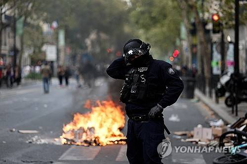 지난 10일 파리 도심에서 불타는 쓰레기 [로이터 연합뉴스 자료사진. 재판매 및 DB 금지]