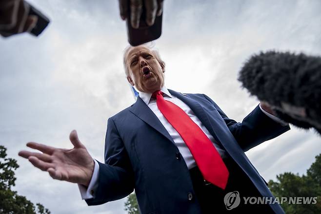 기자들 질문에 답하는 트럼프 대통령 [EPA 연합뉴스 자료사진]