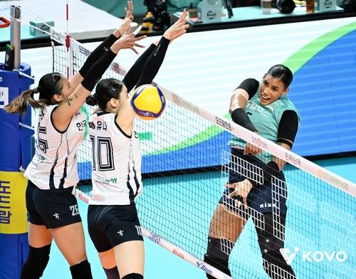 스파이크하는 GS칼텍스의 외국인 거포 실바(오른쪽) [한국배구연맹 제공. 재판매 및 DB 금지]