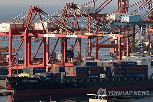 대만 지룽항의 수출용 화물선 [EPA 연합뉴스 자료사진. 재판매 및 DB 금지]