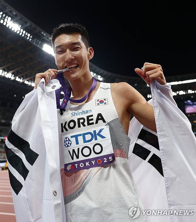 우상혁의 은빛 미소 (도쿄 로이터=연합뉴스) 우상혁이 16일 일본 도쿄 국립경기장에서 열린 2025 세계육상선수권대회 남자 높이뛰기 결선에서 2ｍ34로 2위를 차지한 뒤, 세리머니를 하고 있다.