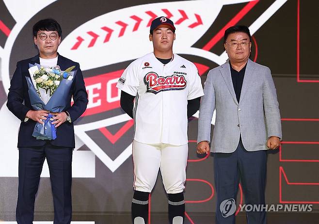 1라운드 7순위 마산용마고 김주오 (서울=연합뉴스) 서명곤 기자 = 17일 서울 송파구 롯데호텔 월드에서 열린 2026 KBO 신인 드래프트에서 두산 베어스에 1라운드 7순위 지명을 받은 마산용마고 김주오가 포즈를 취하고 있다, 2025.9.17 seephoto@yna.co.kr
