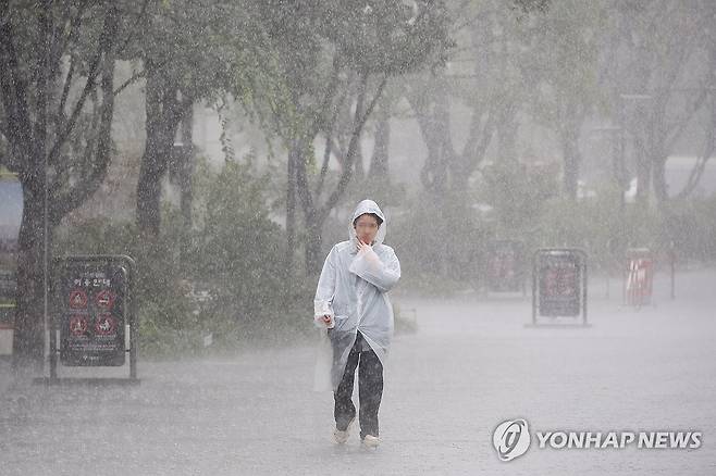 거세게 퍼붓는 비 (서울=연합뉴스) 임화영 기자 = 기습 폭우가 쏟아진 17일 서울 종로구 광화문광장 인근에서 우비를 입은 시민이 발걸음을 옮기고 있다. 2025.9.17 hwayoung7@yna.co.kr